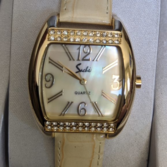 Saché Mother of pearl faced watch - Picture 3 of 6